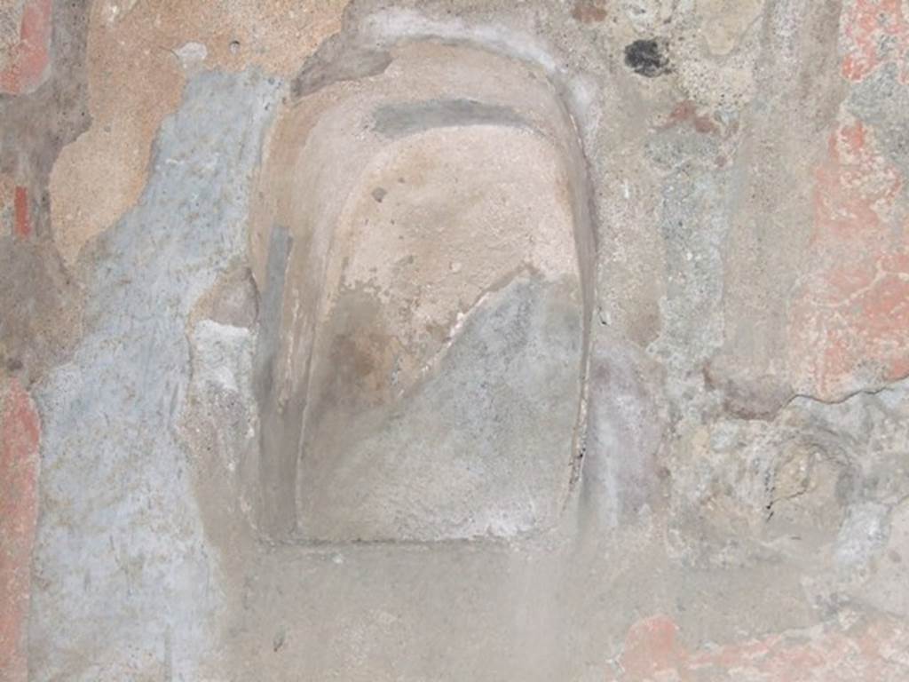 VI.15.8 Pompeii. December 2007.  Niche in kitchen area. According to Boyce, in the wall above the hearth is a small arched niche.
Not.Scavi, 1897, 34. See Boyce G. K., 1937. Corpus of the Lararia of Pompeii. Rome: MAAR 14.(p.55, no.215)
See Giacobello, F., 2008. Larari Pompeiani: Iconografia e culto dei Lari in ambito domestico.  Milano: LED Edizioni. (p.183)