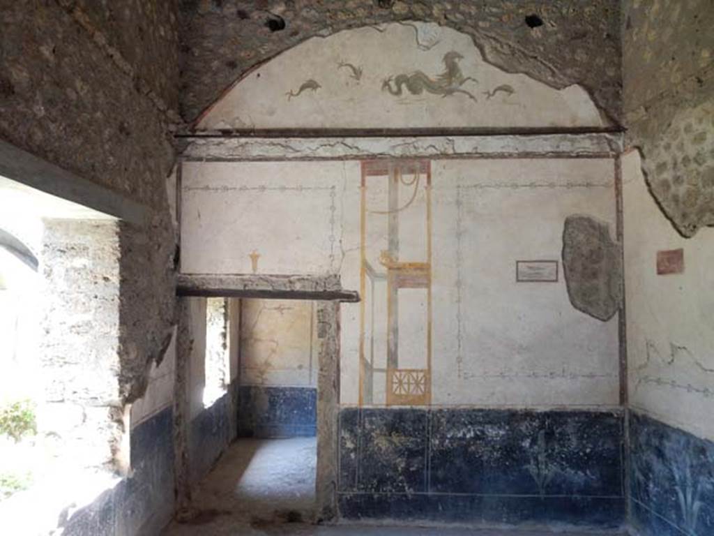 VI.15.8 Pompeii. May 2015. West wall of tablinum with doorway to cubiculum.
Photo courtesy of Buzz Ferebee.