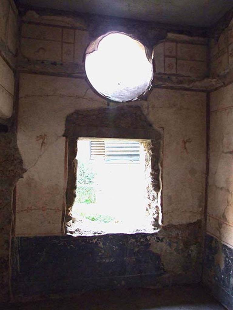 VI.15.8 Pompeii. December 2007.  
Looking out at garden shrine from cubiculum at the rear of the tablinum.
