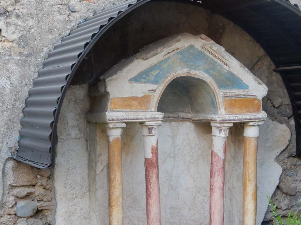 VI.15.8 Pompeii. June 2019. Painted columns and pediment on household shrine in the garden. 
Photo courtesy of Buzz Ferebee.