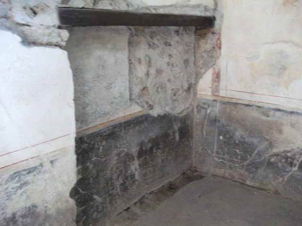 VI.15.8 Pompeii. May 2010. North-east corner of cubiculum with bed recess. According to NdS, a human skull together with some of the bones of the skeleton were found in this room. See Notizie degli Scavi, March 1898, (p.126)