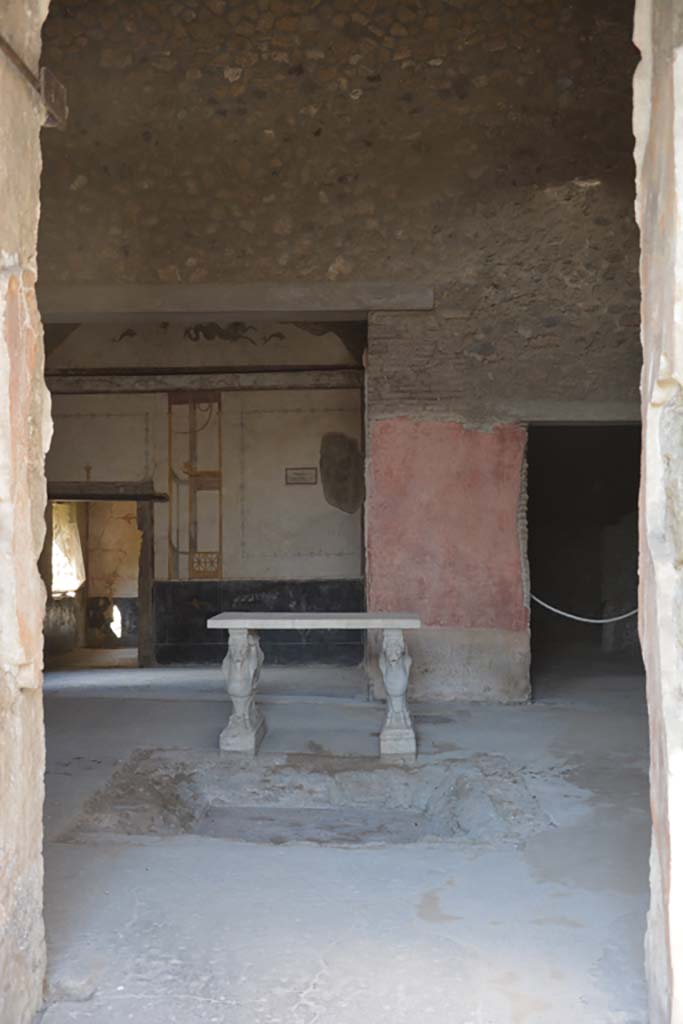 VI.15.8 Pompeii. July 2017. Looking west across impluvium and atrium, from entrance corridor.
Foto Annette Haug, ERC Grant 681269 DÉCOR.