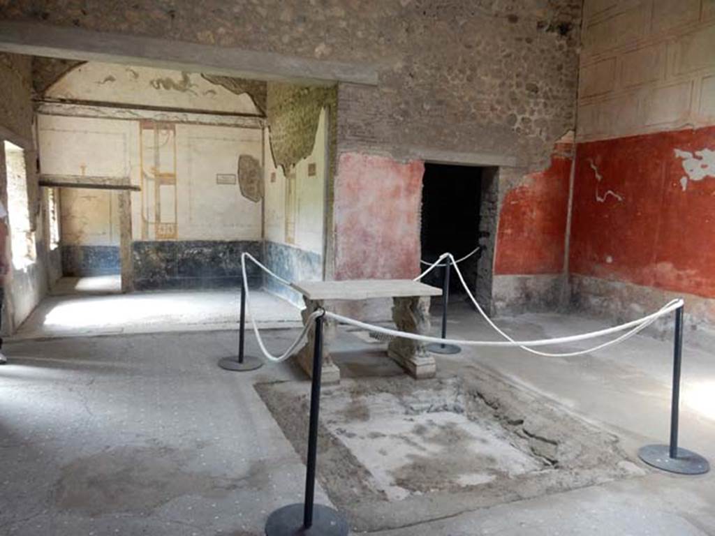 VI.15.8 Pompeii. May 2015. Looking west across atrium. Photo courtesy of Buzz Ferebee.