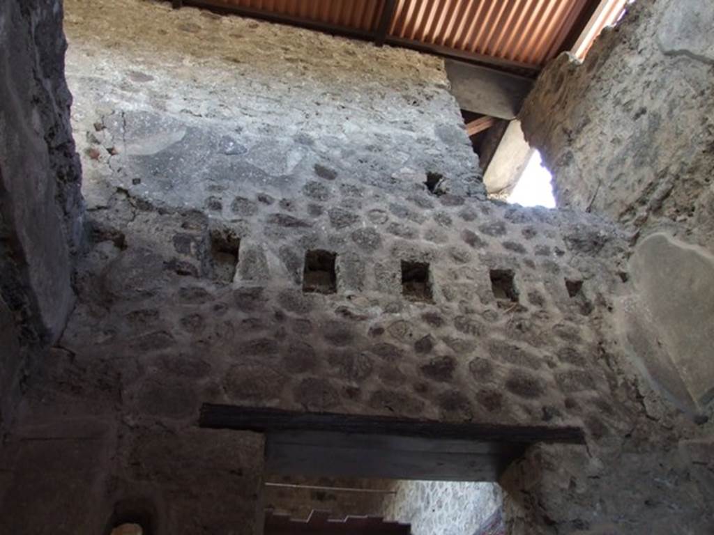 VI.15.9 Pompeii. March 2009. West wall of cubiculum, with upper floor.