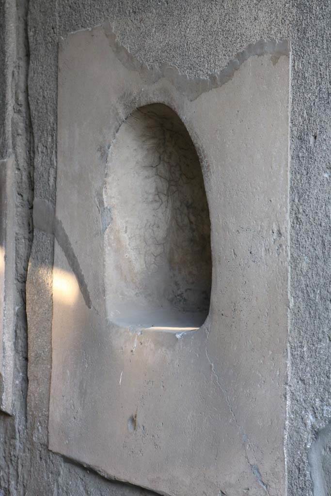 VI.15.9 Pompeii. December 2018. 
North wall of entrance corridor with niche. Photo courtesy of Aude Durand.