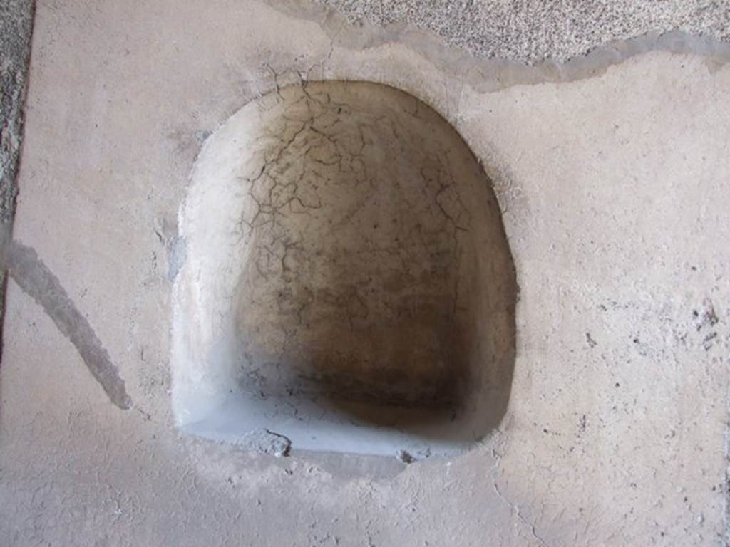 VI.15.9 Pompeii.  March 2009.  Niche on north wall of entrance corridor.