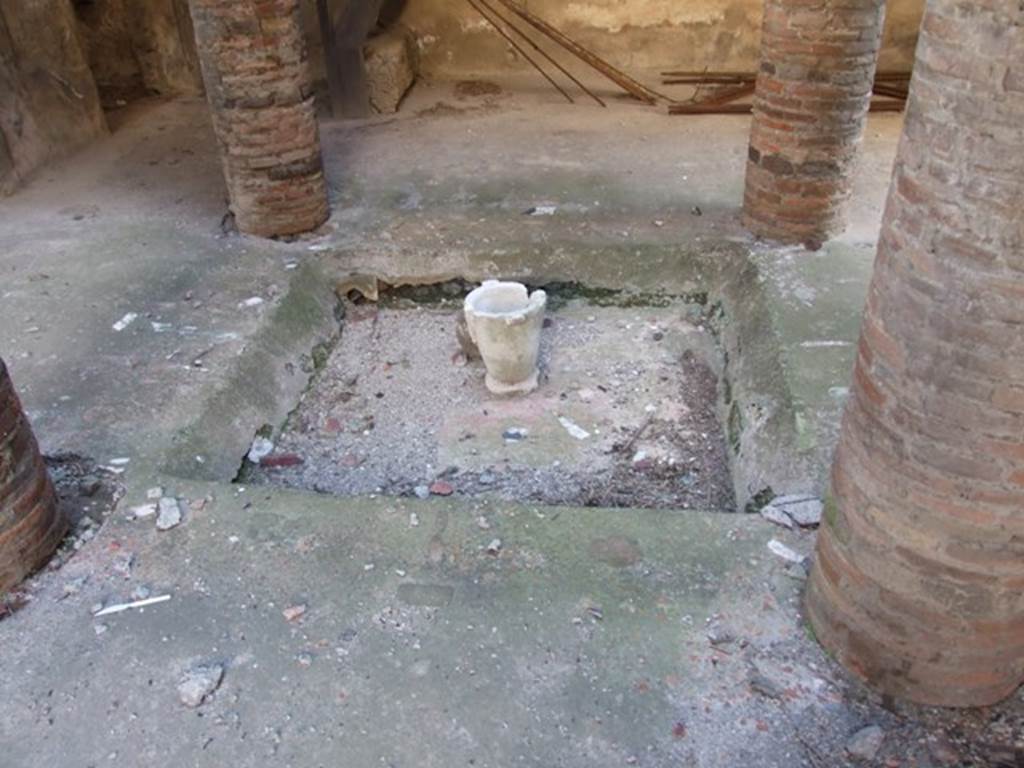 VI.15.9 Pompeii.  March 2009.  Atrium.  Looking south across Impluvium.