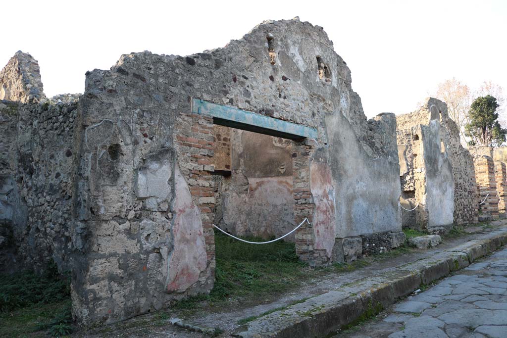 VI.15.11 Pompeii, in centre. December 2018. 
Looking north-west to entrance doorway on west side of Vicolo dei Vettii. Photo courtesy of Aude Durand.