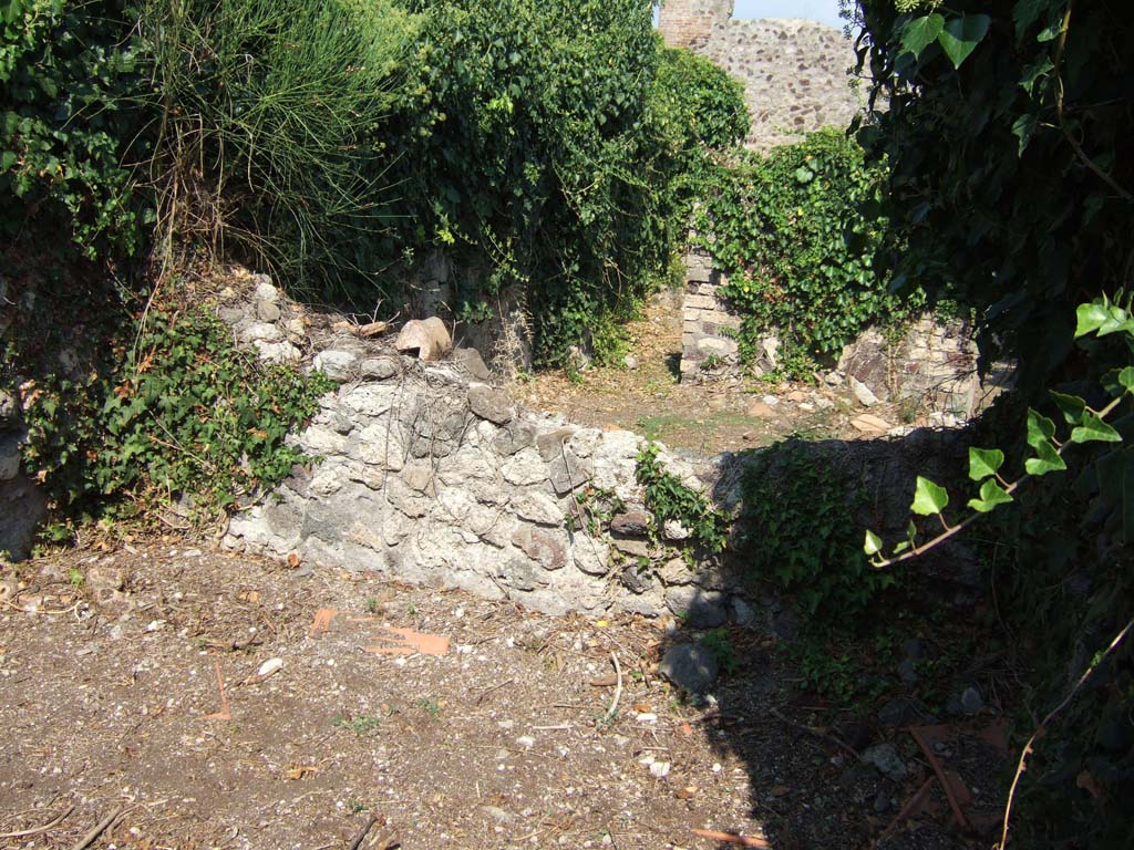 VI.15.14 Pompeii. September 2005. Looking east from kitchen area on north side of atrium, into rear room of VI.15.15.