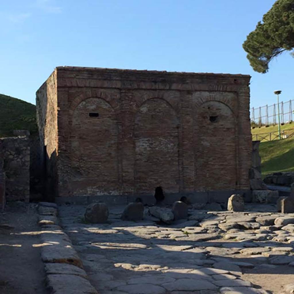 Water tower near to VI.15.18, VI.16.22 and VI.16.23, Pompeii. April 2015. (for more pictures, see “Fountains 61500”).  Photo courtesy of Sharon M. Wolf.