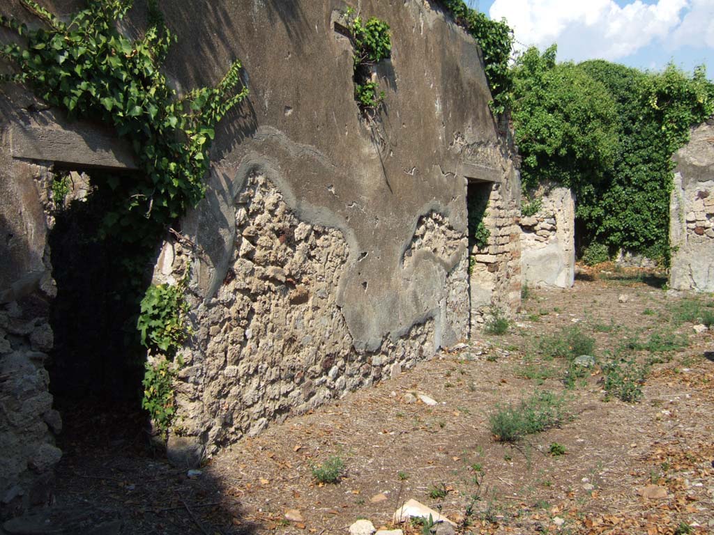 VI.15.23 Pompeii. September 2005. Two doorways to cubicula on north side of portico.
According to NdS, both these rooms were covered with a barrel-vaulted ceiling.