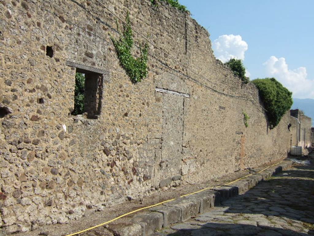 VI.15.24 and VI.15.25 Pompeii. September 2005. Two blocked doorways on Vicolo del Labirinto.