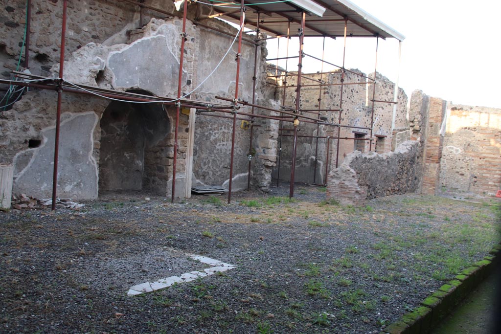 VI.15.26/2 Pompeii. October 2023. 
Looking north-east from room “r” at west end of north portico in VI.15.1. Photo courtesy of Klaus Heese.