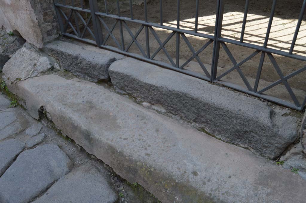 VI.15.27 Pompeii. March 2019. Steps and threshold of doorway onto north side of Vicolo di Mercurio, from House of the Vettii.
Foto Taylor Lauritsen, ERC Grant 681269 DÉCOR.