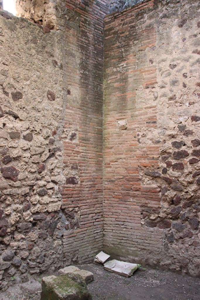 VI.15.27 Pompeii. October 2023. 
East wall with high window, and south-east corner of stable. Photo courtesy of Klaus Heese.