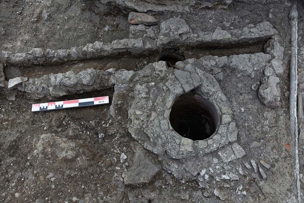 Fig. 9 – Pompéi, VI 16, 3-4, pièce 1. La canalisation liée à la première phase de fonctionnement de la laverie de toisons et son bassin de décantation vus de l’est. 
Cl. MIBAC/N. Monteix/EFR. Licence creative commons, © CC BY-NC-SA.