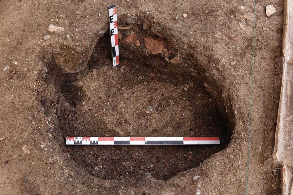 Fig. 12 – Pompéi, VI 16, 3-4, pièce 1. Fosse probablement creusée pour extraire du matériel éruptif, en cours de fouille, vue de l’ouest. 
Cl. MIBAC/B. Ephrem/EFR. Licence creative commons, © CC BY-NC-SA.