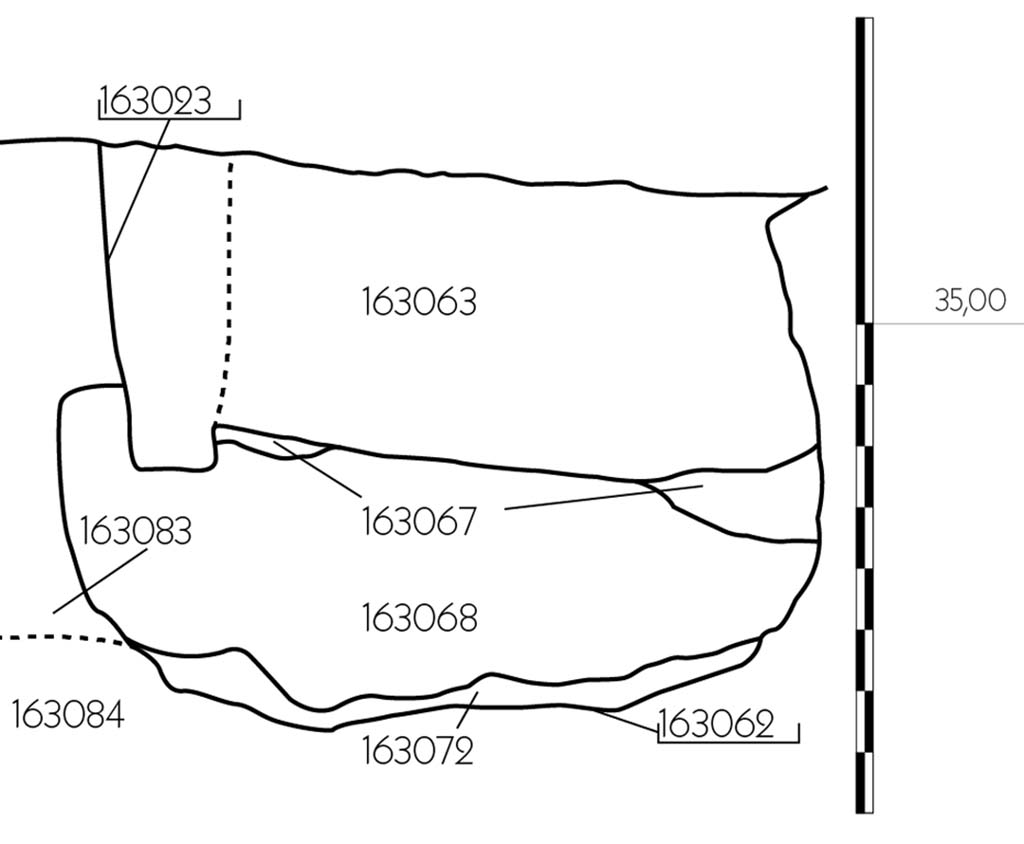 Fig. 13 – Pompéi, VI 16, 3-4, pièce 1. Coupe nord-sud le long de la fosse probablement creusée pour extraire du matériel éruptif. 
Relevé, dessin B. Ephrem/EFR. Licence creative commons, © CC BY-NC-SA.