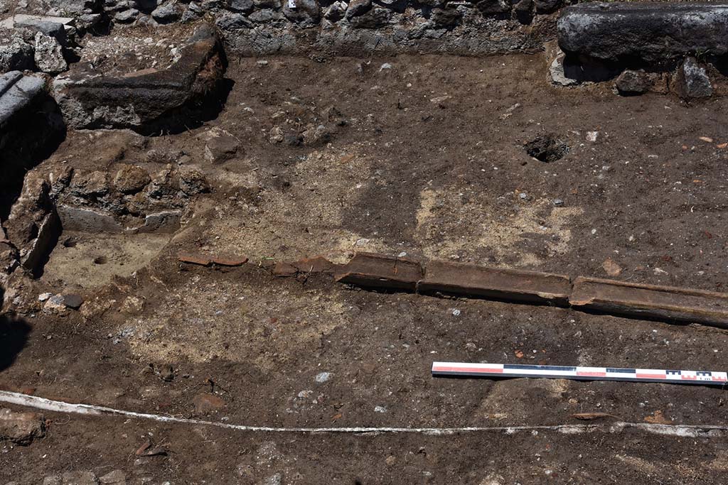 Fig. 14 – Pompéi, VI 16, 3-4, pièce 1. Probable aire de gâchage de mortier, vraisemblablement destiné à la construction du bassin de décantation, vue du sud. 
Cl. MIBAC/N. Monteix/EFR. Licence creative commons, © CC BY-NC-SA.