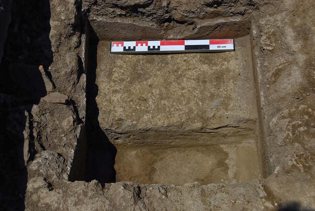 Fig. 15 – Pompéi, VI 16, 3-4, pièce 1. Bassin de décantation en cours de fouille, vu du sud. 
Cl. MIBAC/N. Monteix/EFR. Licence creative commons, © CC BY-NC-SA.