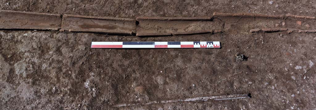 Fig 16 – Pompéi, VI 16, 3-4, pièce 1. Tuyau d’adduction en plomb et canalisation d’évacuation. Vue du sud. 
Cl. MIBAC/N. Monteix/EFR. Licence creative commons, © CC BY-NC-SA.