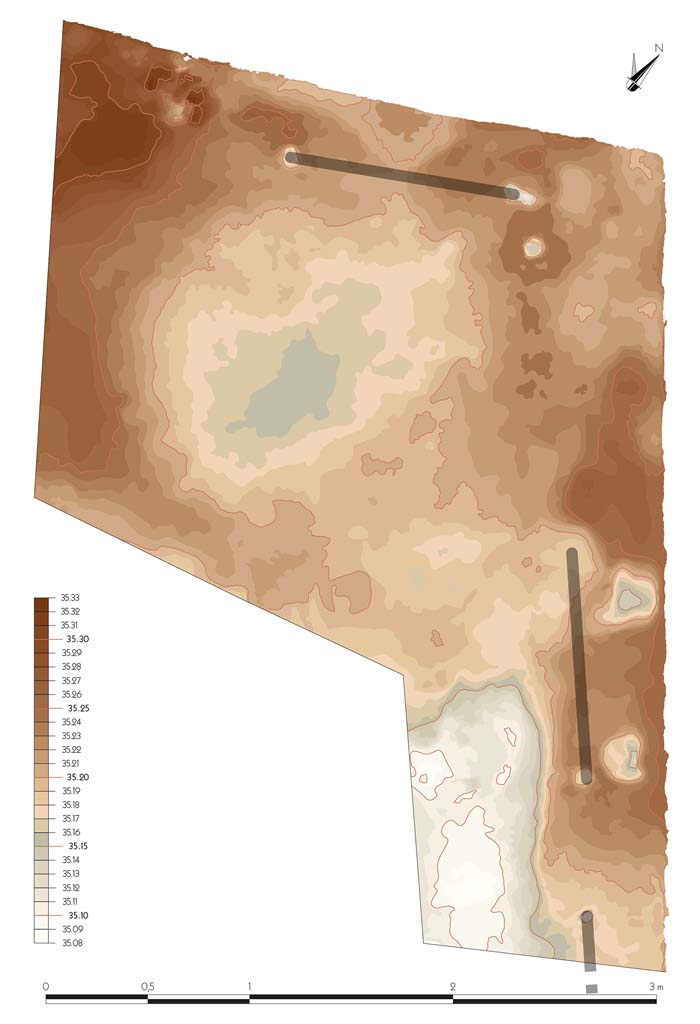 Fig. 19 – Pompéi, VI 16, 3-4, pièce 3. Représentation des variations du sol de fonctionnement en 79 de n.è. 
Isoplèthes d’altitude chaque 1 cm. Les lignes sombres représentent la position possible des métiers à tisser.
Relevé, dessin N. Monteix/EFR. Licence creative commons, © CC BY-NC-SA.