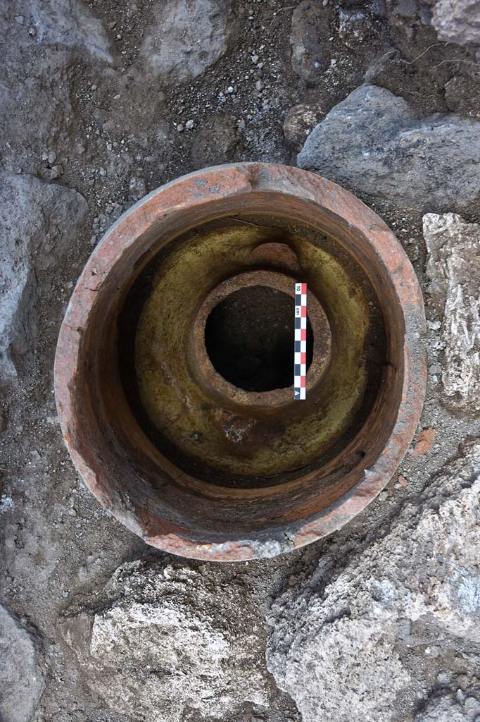 Fig. 28 – Pompéi, VI 16, 6. Drain composé d’au moins deux amphores emboîtées l’une sur l’autre (vue zénithale de l’est). 
Cl. MIBAC/N. Monteix/EFR. Licence creative commons, © CC BY-NC-SA.