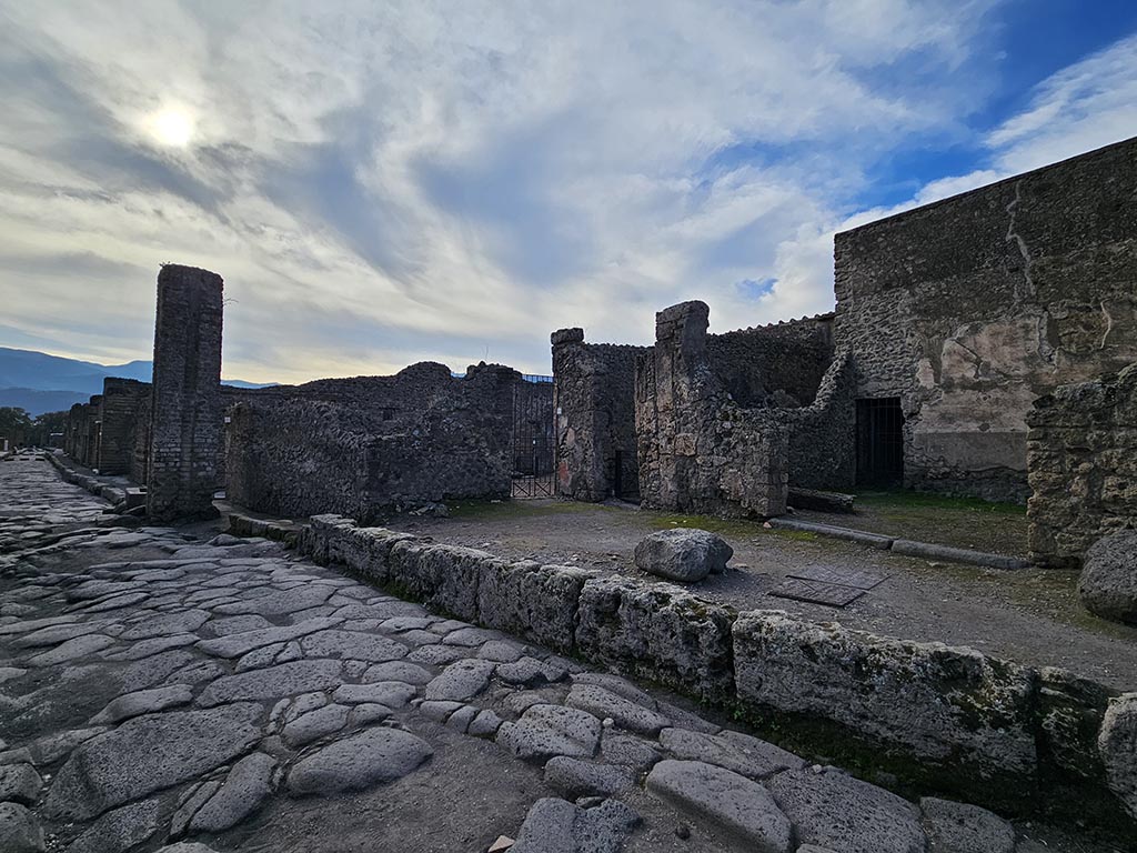 VI.16.6 Pompeii. November 2024. 
Looking south-west on Via del Vesuvio towards entrance doorway, on right. Photo courtesy of Annette Haug.