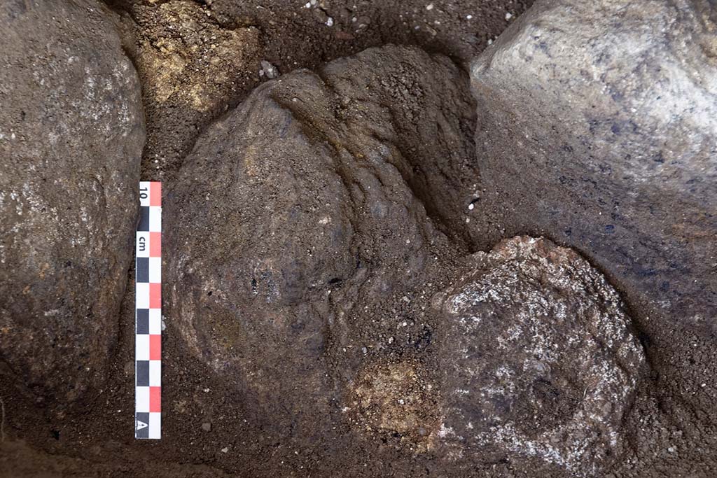 Fig. 24 – Pompéi, VI 16, 6. Boules d’argile tenant les moellons extérieurs de l’amas d’éléments de maçonnerie. 
Cl. MIBAC/N. Monteix/EFR. Licence creative commons, © CC BY-NC-SA.