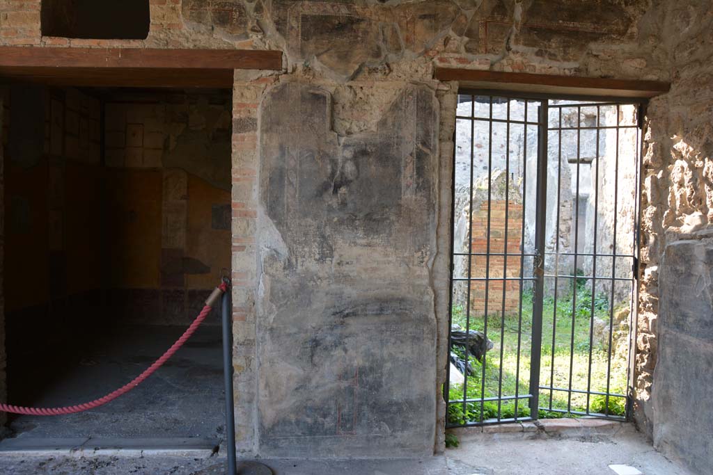 VI.16.7 Pompeii. March 2019. 
West wall of portico in north-west corner, with room R, on left, and doorway to services area, on right.
Foto Annette Haug, ERC Grant 681269 DÉCOR.