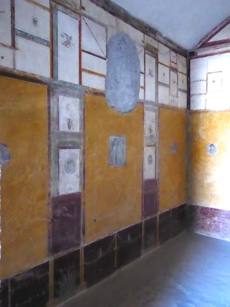 VI.16.7 Pompeii. September 2015. Room R, looking west along south wall towards south-west corner.
Foto Annette Haug, ERC Grant 681269 DÉCOR.