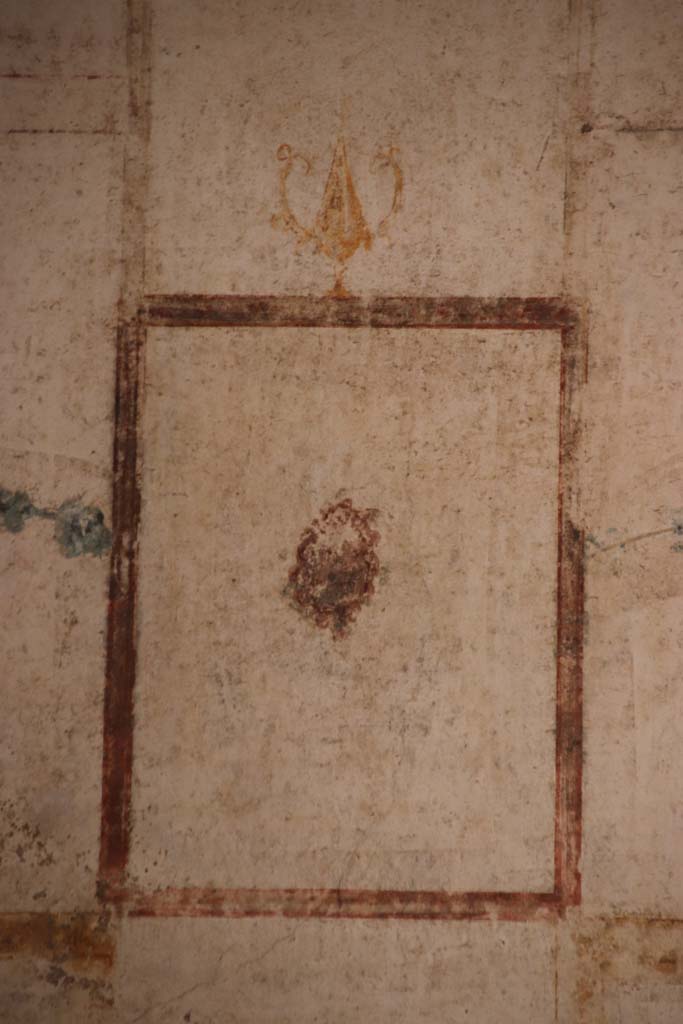 VI.16.7 Pompeii. September 2021. 
Room R, detail of painted decoration on upper west wall at south end. Photo courtesy of Klaus Heese.