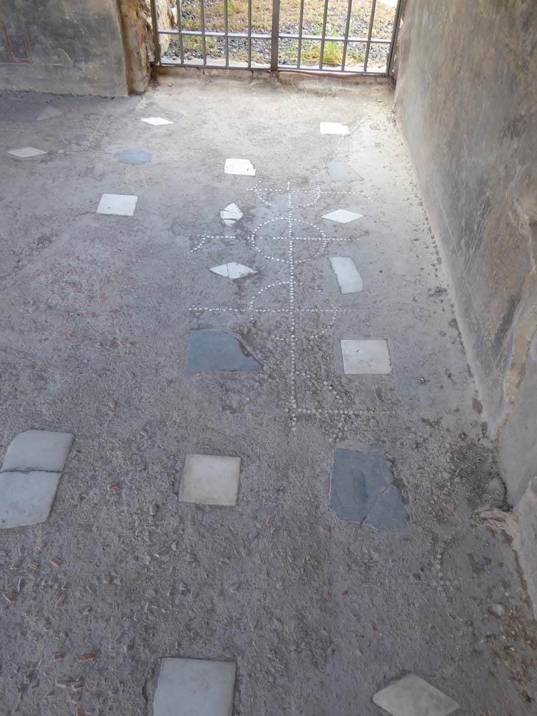 VI.16.7 Pompeii. September 2015. North-west corner of portico, detail of flooring.
Foto Annette Haug, ERC Grant 681269 DÉCOR.