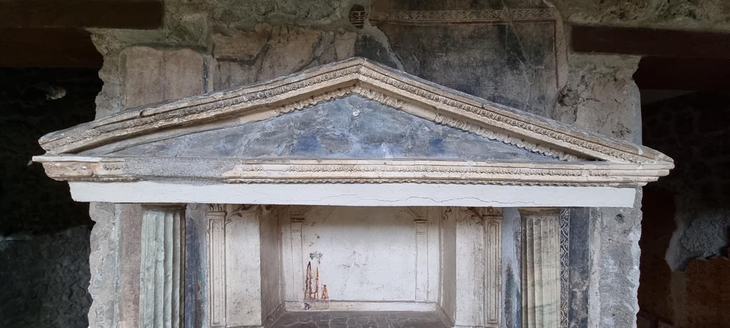 VI.16.7 Pompeii. January 2023. 
Room F, north portico. Lararium with detail of aedicula and stucco work. Photo courtesy of Miriam Colomer.