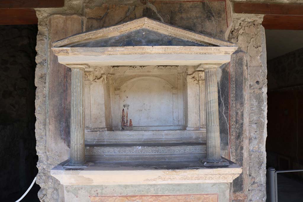 VI.16.7 Pompeii. December 2018. 
Room F, north portico. Lararium with aedicula over altar to household gods. Photo courtesy of Aude Durand.