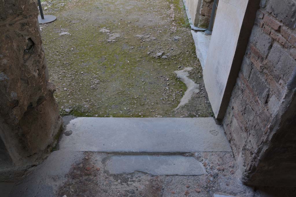 VI.16.7 Pompeii. March 2019. Doorway threshold between north-east portico and atrium B, looking east.
Foto Annette Haug, ERC Grant 681269 DÉCOR.