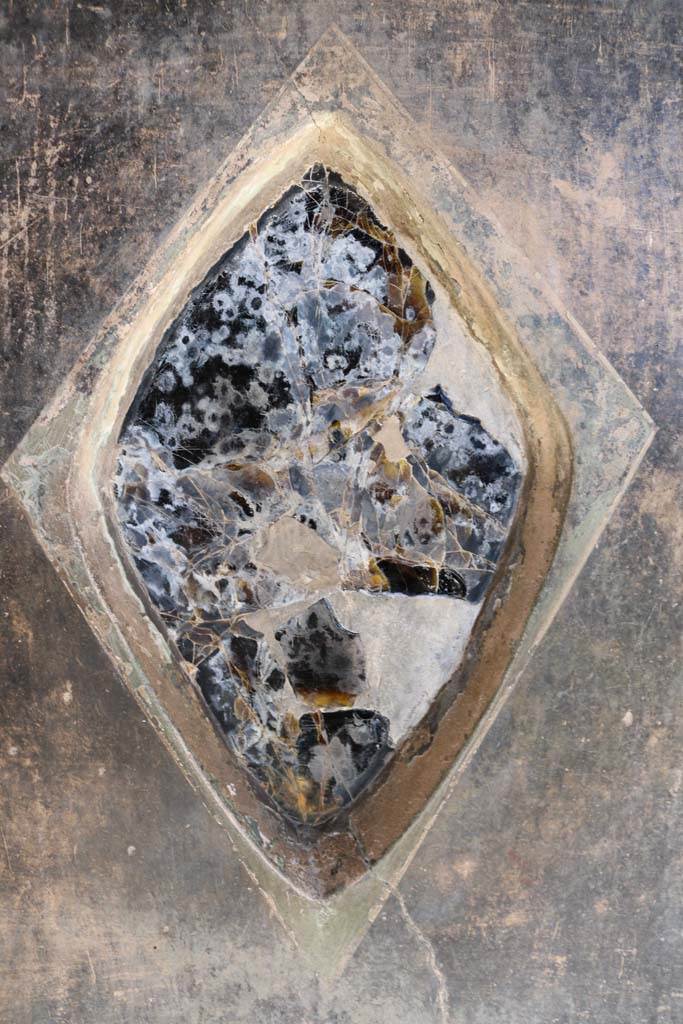 VI.16.7 Pompeii. December 2018. 
Wall decoration in north-east corner of portico. Photo courtesy of Aude Durand.
On the east wall in the north-east corner of the north portico, an obsidian mirror was embedded in the plaster.