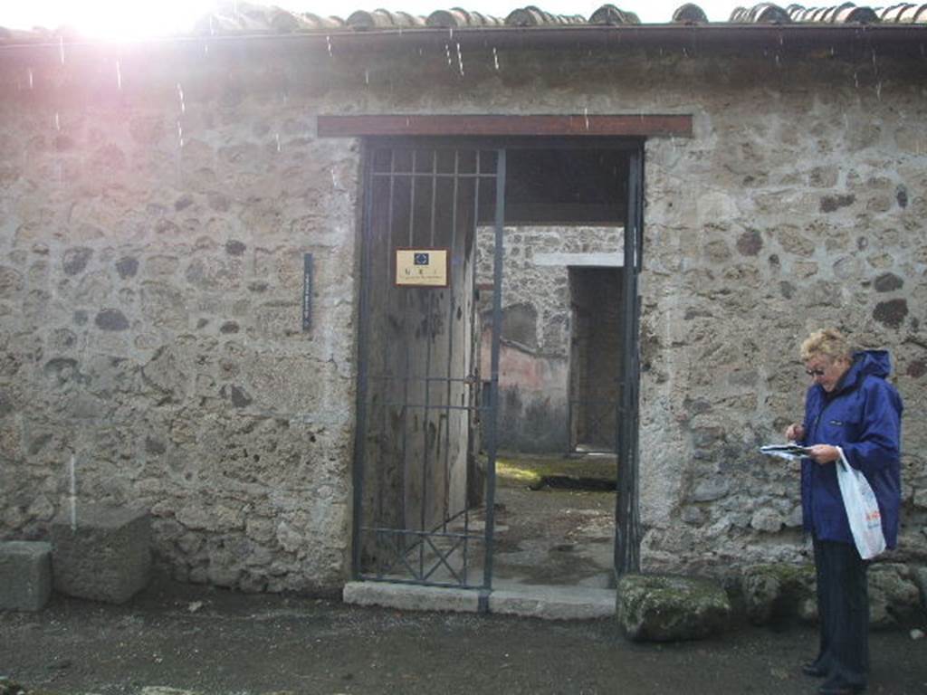 VI.16.7 Pompeii. December 2004.  Entrance A. Looking west into atrium.