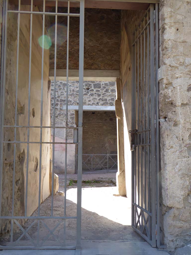 VI.16.7 Pompeii. September 2015. Looking west from entrance doorway towards atrium B.
Foto Annette Haug, ERC Grant 681269 DÉCOR.
