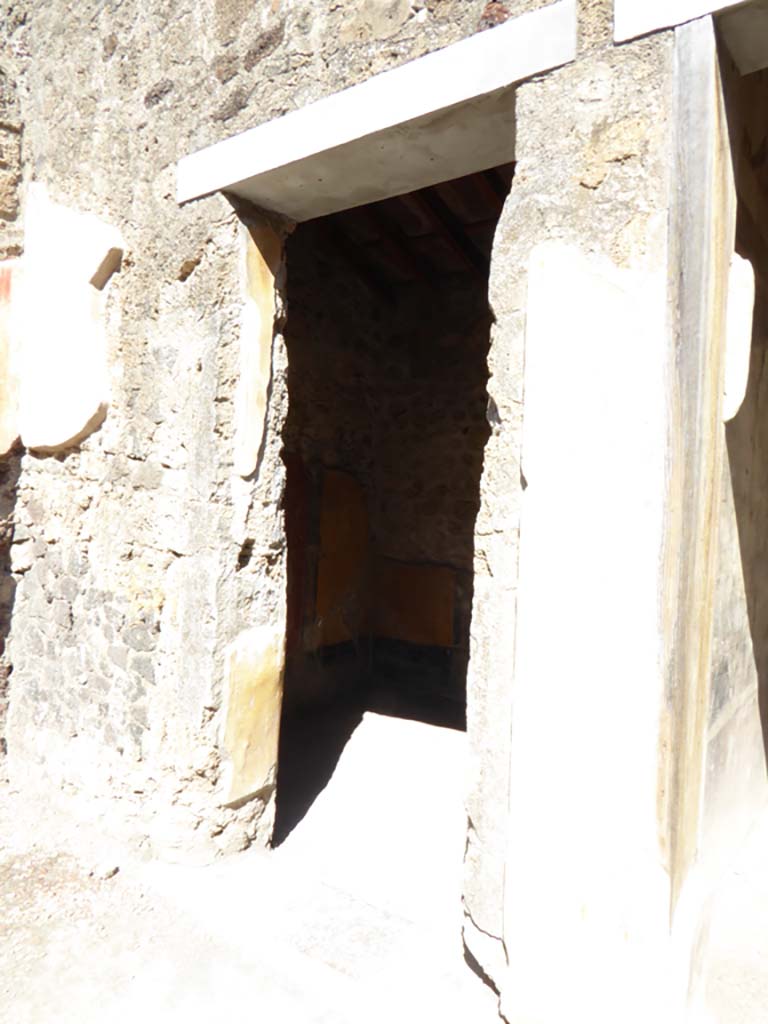 VI.16.7 Pompeii. September 2015. 
Looking towards doorway to room C, on north side of entrance corridor.
Foto Annette Haug, ERC Grant 681269 DÉCOR.