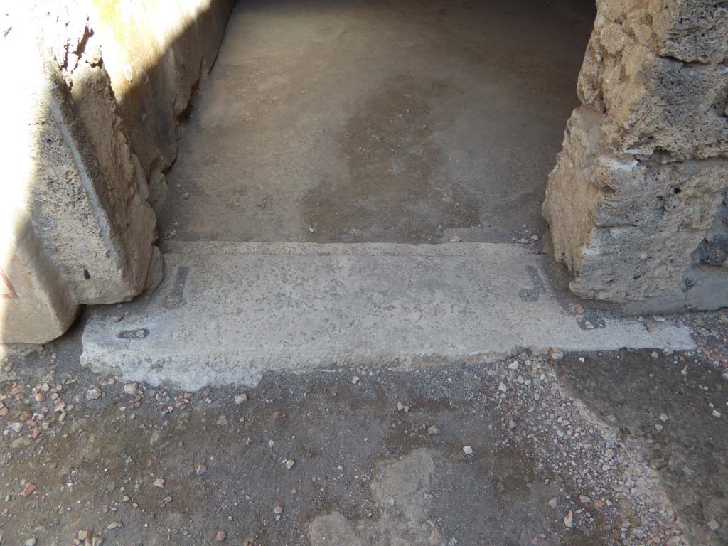 VI.16.7 Pompeii. September 2015. Cubiculum D, doorway threshold. 
Foto Annette Haug, ERC Grant 681269 DÉCOR.