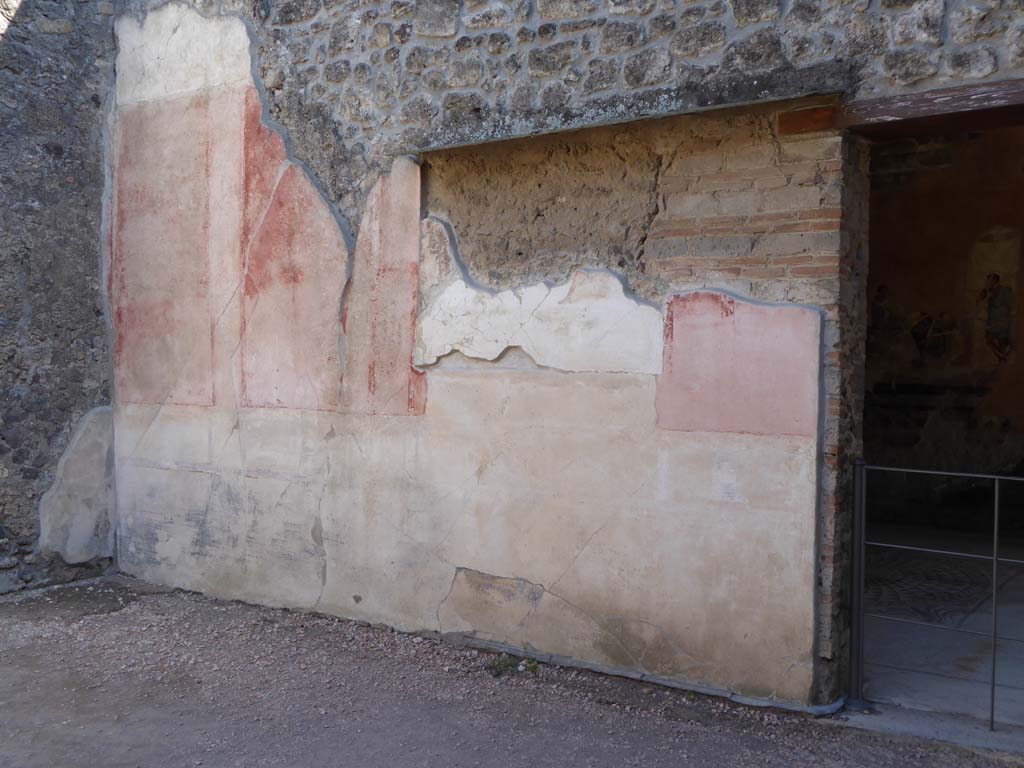 VI.16.7 Pompeii. September 2015. Atrium B, south wall, with doorway to room G, on right.
Foto Annette Haug, ERC Grant 681269 DÉCOR.