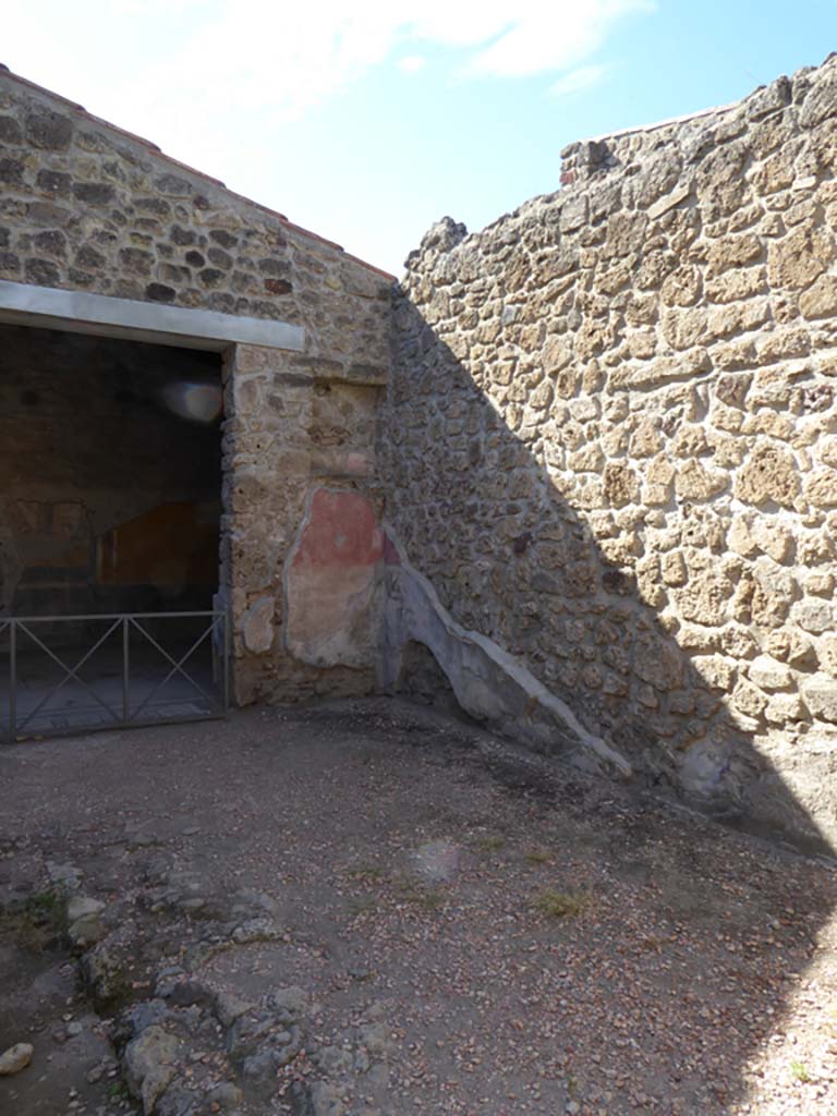 VI.16.7 Pompeii. September 2015. 
Atrium B, doorway to tablinum E, on left, and north-west corner of atrium.
Foto Annette Haug, ERC Grant 681269 DÉCOR.