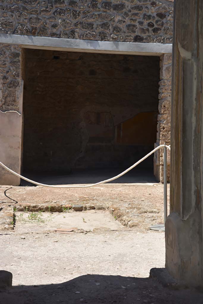 VI.16.7 Pompeii. July 2017. 
Atrium B, looking west across impluvium towards doorway to tablinum E.
Foto Annette Haug, ERC Grant 681269 DÉCOR.