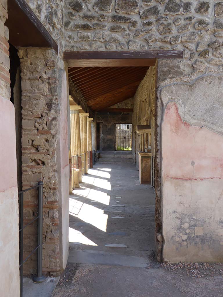 VI.16.7 Pompeii. September 2015. 
Looking west from south-west corner of atrium B, towards doorway to north portico of peristyle garden.
Foto Annette Haug, ERC Grant 681269 DÉCOR.