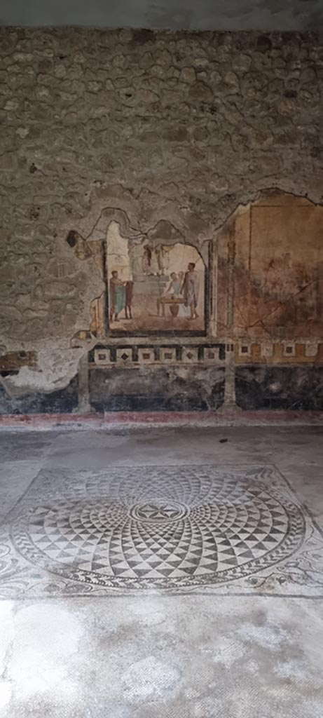 VI.16.7 Pompeii. January 2023.
Room G, looking across flooring towards central painting on east wall. 
Photo courtesy of Miriam Colomer.
