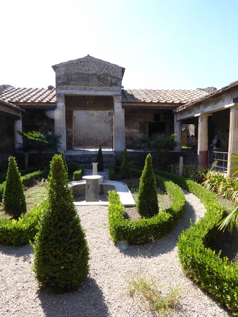 VI.16.7 Pompeii. September 2015. Room F, looking west across peristyle garden from east portico.
Foto Annette Haug, ERC Grant 681269 DÉCOR.