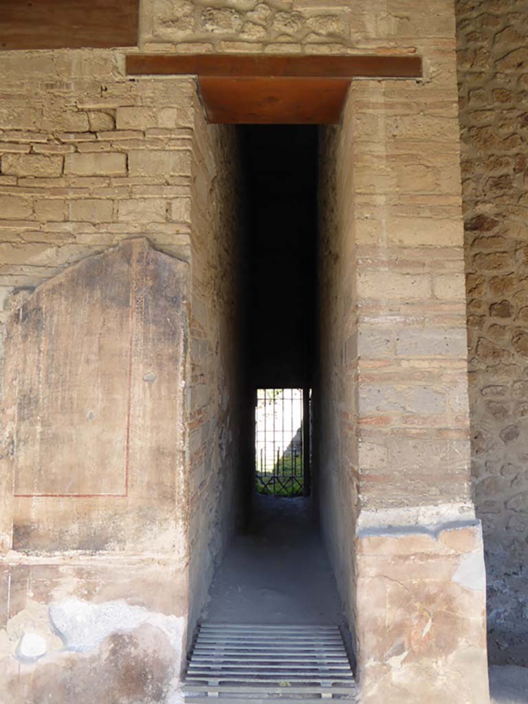 VI.16.7 Pompeii. September 2015. Looking east towards entrance to corridor 01, leading to VI.16.6.
Foto Annette Haug, ERC Grant 681269 DÉCOR.
