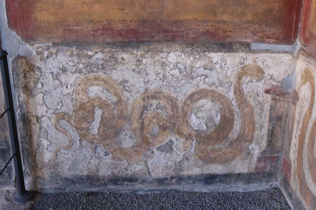 VI.16.7 Pompeii. December 2018. 
Room F, lararium with painted serpents on either side of a painted altar, on east wall of peristyle. Photo courtesy of Aude Durand.