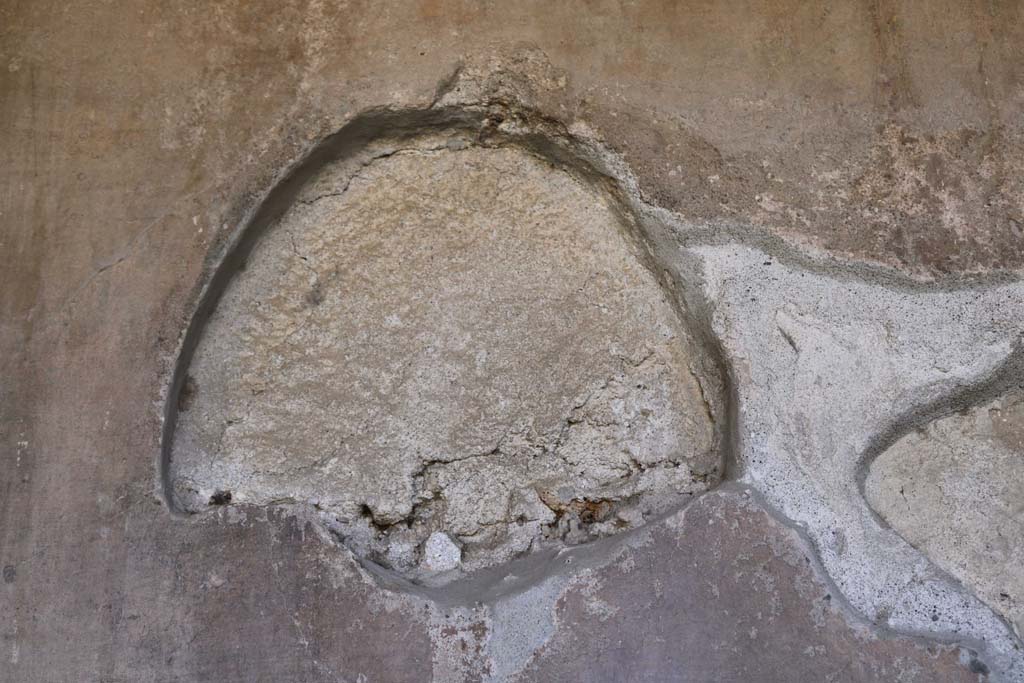 VI.16.7 Pompeii. December 2018. 
South wall of south portico, site of Relief of Venus and cupid (see below) at the entrance to a grotto (0.32m high).
Photo courtesy of Aude Durand.